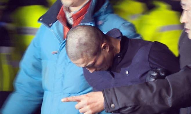 2012년 12월 성폭행 혐의로 조사받던 중 도주했다가 닷새 만에 검거된 노영대. [연합뉴스]