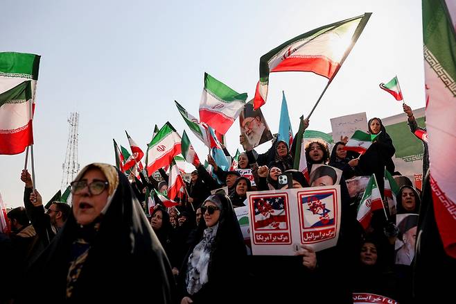 이란의 수도 테헤란에서 시위대가 구호를 외치는 모습. [로이터, 연합뉴스]