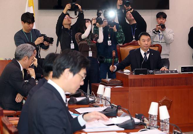 국회 법제사법위원회 김용민 법안심사제1소위위원장이 지난 20일 국회에서 사면법 개정안 심사를 위한 소위 개의를 알리고 있다. [연합뉴스]