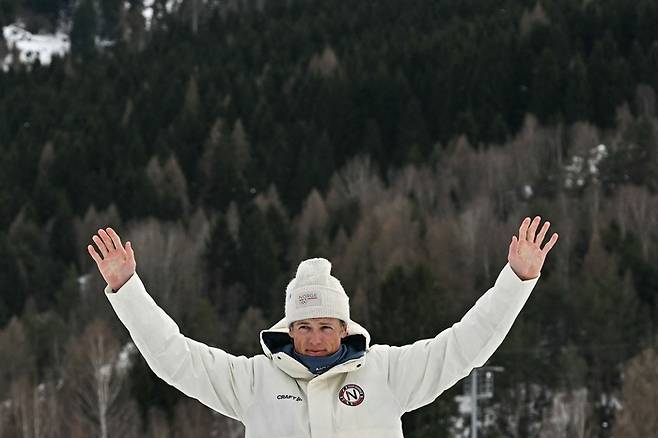 요한네스 클레보가 21일 열린 동계올림픽 크로스컨트리 스키 남자 매스스타트 50km 시상식에서 두 팔을 벌려 시상대에 올라서고 있다. AFP연합뉴스