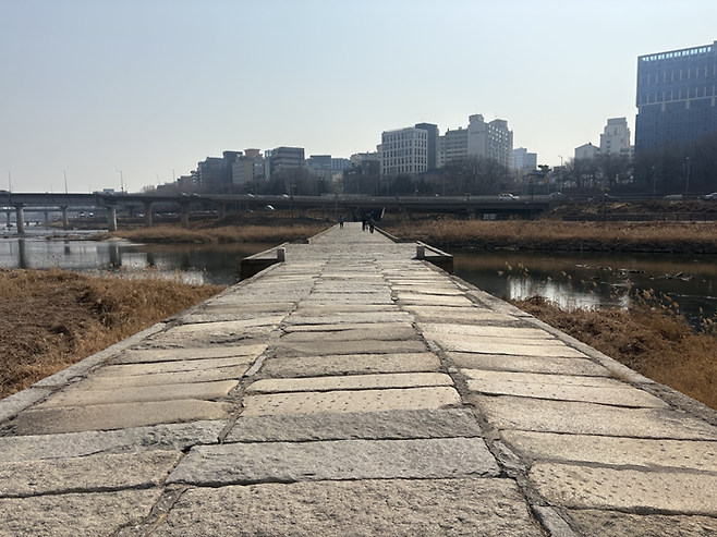 폭이 넓은 살곶이 다리. 평평한 평지를 걷는 듯해서 ‘제반교’라고도 불린다./사진=김지은 여행+ 기자