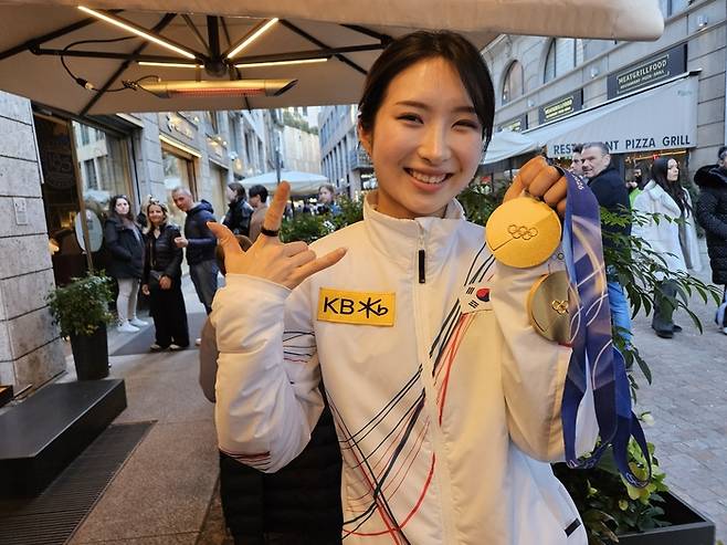 쇼트트랙 국가대표 김길리가 21일(한국시간) 이탈리아 밀라노 시내의 한 카페에서 매일경제와 단독인터뷰한 뒤, 자신이 따낸 금메달 2개를 들어보이면서 시그니처 포즈를 취하고 있다. 김길리는 “(포즈는) 내 느낌을 표현한 것”이라고 밝혔다. [밀라노 = 김지한 기자]