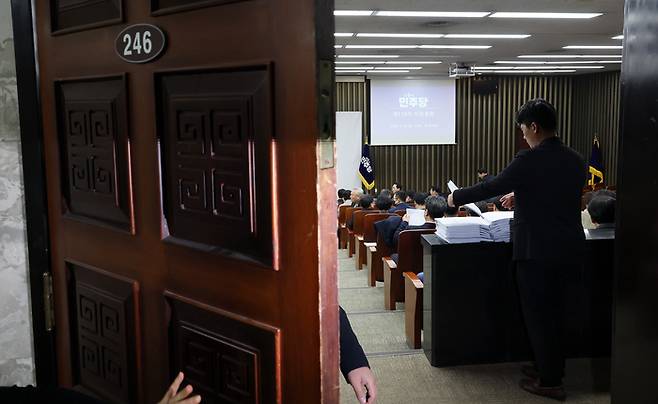 22일 국회에서 더불어민주당 의원총회가 비공개로 열리고 있다. [연합뉴스]