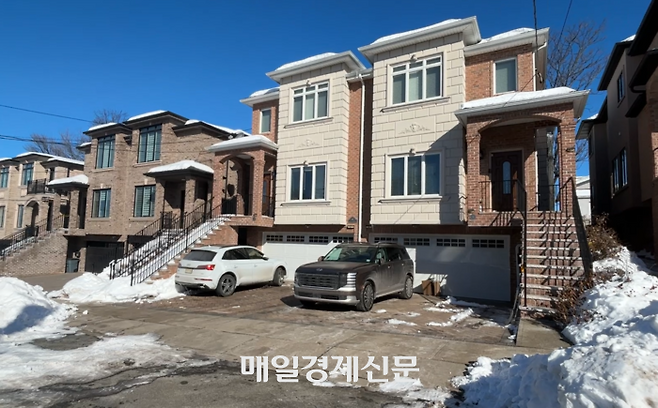 팰리세이즈 파크의 듀플렉스 형태의 주거 건물들.