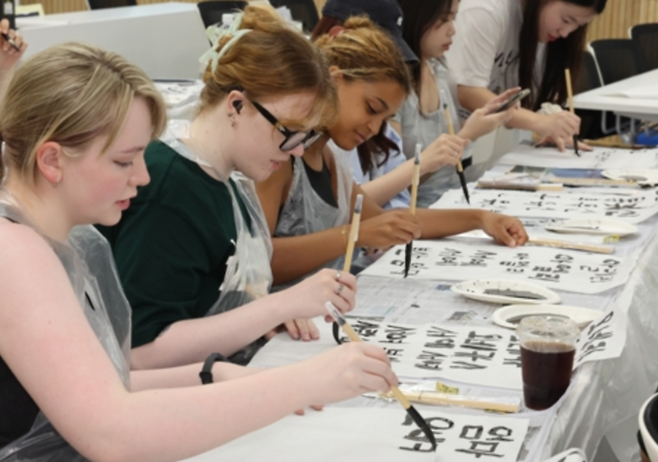 한국어 교육을 받고 있는 외국인 학생들.