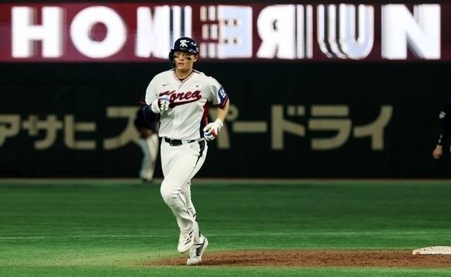 김주원이 지난해 말 도쿄돔에서 열린 일본과의 평가전에서 동점 솔로포를 친 뒤 베이스를 돌고있다. 사진=연합뉴스