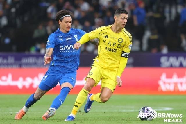 ‘팀토크’는 “알 힐랄은 최근 벤제마를 영입했고 누네스는 사우디 리그의 엄격한 외국선수 쿼터 규정 때문에 리그 및 컵대회 스쿼드에서 제외됐다. 이로 인해 누네스는 올 시즌 리그 경기에 더 이상 출전할 수 없게 됐고 이는 월드컵을 앞둔 시점에서 큰 타격이 됐다”고 설명했다. 사진=AFPBBNews=News1