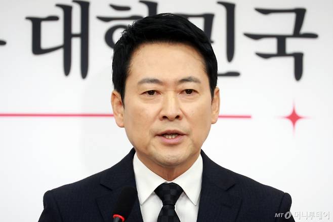 [서울=뉴시스] 고승민 기자 = 장동혁 국민의힘 대표가 20일 서울 여의도 국회에서 기자회견을 하고 있다. 2026.02.20. kkssmm99@newsis.com /사진=고승민