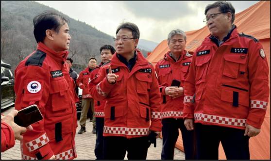 박은식 산림청장 직무대리(가운데)가 함양 산불현장지휘본부에서 관계자들과 진화전략을 논의하고 있다./사진제공=산림청