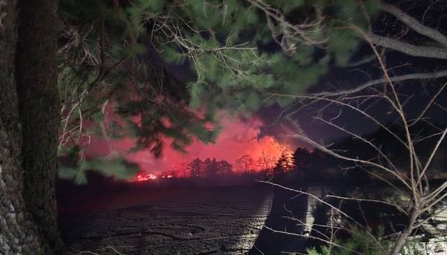 22일 강원 고성군 토성면 인흥리 한 리조트 인근 야산에서 산불이 발생했다./사진=뉴시스, 강원도소방본부