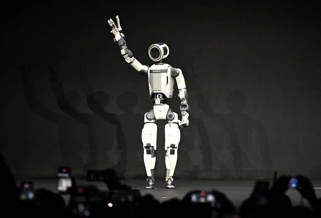 현대차그룹은 2021년 보스턴 다이나믹스 인수 이후 휴머노이드 및 모바일 로봇을 실제 제조 현장에 투입하며 기술을 빠른 속도로 실증하고 있다. 사진은 지난 1월 세계 최대 가전·정보기술(IT) 전시회 'CES 2026' 현대차그룹 프레스 컨퍼런스에서 차세대 전동식 아틀라스 시제품이 손인사하는 모습. /사진=공동취재