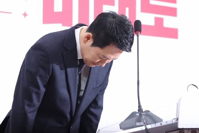 장동혁 국민의힘 대표가 20일 서울 여의도 국회에서 윤석열 전 대통령 1심 선고에 대한 입장을 밝히는 기자회견 전 인사를 하고 있다. / 사진=뉴스1