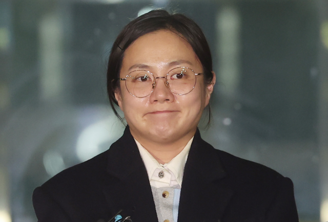 방송인 박나래씨가 20일 경찰에 출석해 조사를 받은 뒤 서울 강남경찰서를 나서며 취재진 질문을 받고 있다. 연합뉴스