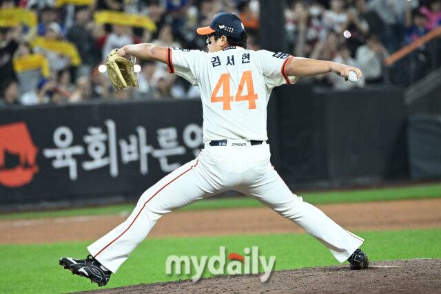 29일 대전 한화생명 볼파크 야구장에서 열린 '2025 신한 SOL BANK KBO리그' LG 트윈스와 한화 이글스 경기. 한화 김서현이 9회초 교체돼 마운드에 올라 힘차게 투구하고 있다./마이데일리