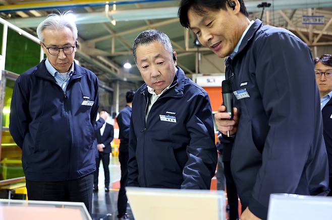 박정원(가운데) 두산그룹 회장이 지난 12일 충북 증평 ㈜두산 전자BG 사업장을 방문해 CCL 제품 라인업을 살펴보고 있다. [두산 제공]