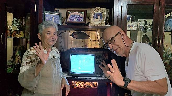 과테말라에 있는 아나 모랄레스와 그녀의 남편이 1987년에 구입한 삼성전자 TV 앞에서 포즈를 취하고 있다. [삼성전자 뉴스룸]