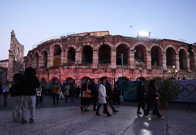 22일 밀라노-코르티나 2026 동계올림픽 기간 중, 베로나 아레나 로마 원형경기장 위로 해가 지고 있다. 베로나 아레나에선 23일 동계 올림픽 폐회식을 개최할 예정이다. [EPA]