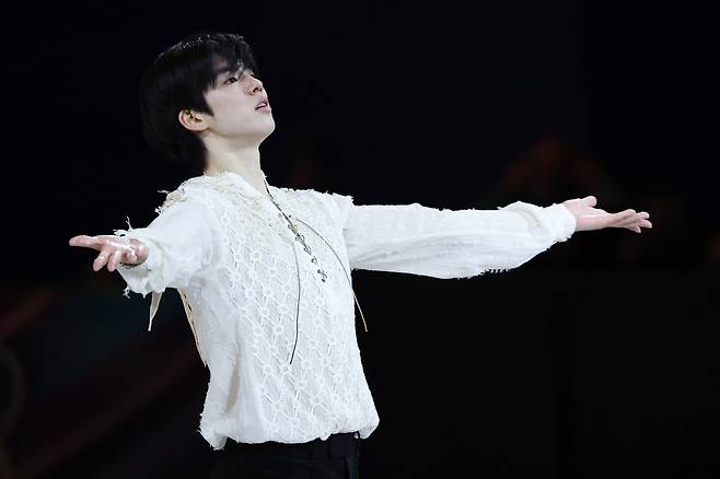 22일 이탈리아 밀라노 아이스스케이팅 아레나에서 열린 2026 밀라노-코르티나 동계올림픽 피겨스케이팅 갈라쇼에서 차준환이 연기를 마친 뒤 관중에 인사하고 있다. [연합]