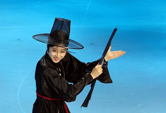 22일 이탈리아 밀라노 아이스스케이팅 아레나에서 열린 2026 밀라노-코르티나 동계올림픽 피겨스케이팅 갈라쇼에서 이해인이 ‘케이팝 데몬 헌터스’에 맞춰 연기를 펼치고 있다. [연합]