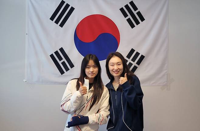 대한민국 대표팀 간판 최민정(오른쪽)과 스노보드 여자 하프파이프에서 금메달을 차지한 최가온이 지난 16일 이탈리아 밀라노 선수촌에서 만남을 가진 뒤 기념촬영하고 있다. [대한체육회 제공]