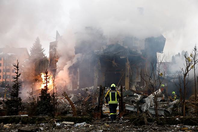 러시아의 공습으로 파괴된 키이우의 한 건물.[로이터=연합뉴스]