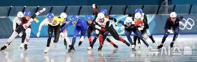 [밀라노=뉴시스] 박주성 기자 = 스피드스케이팅 정재원이 21일(현지시간) 이탈리아 밀라노 스피드스케이팅 스타디움에서 열린 2026 밀라노·코르티나담페초 동계올림픽 스피드 스케이팅 남자 매스 스타트 결승에서 역주하고 있다. 2026.02.21. park7691@newsis.com