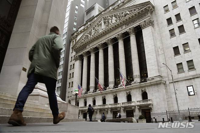 [뉴욕=AP/뉴시스]2023년 3월22일 뉴욕 증권거래소 앞을 사람들이 지나가고 있다.