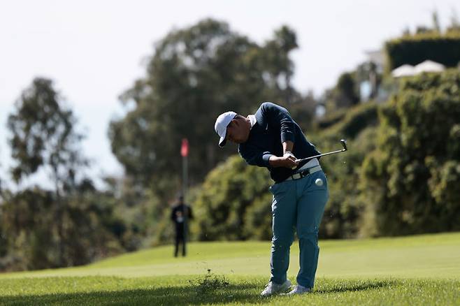 [로스앤젤레스=AP/뉴시스] 김주형이 20일(현지 시간) 미 캘리포니아주 로스앤젤레스 퍼시픽 팰리세이즈의 리비에라 컨트리클럽에서 열린 미국프로골프(PGA) 투어 제네시스 인비테이셔널 2라운드 18번 페어웨이에서 샷하고 있다. 김주형은 중간 합계 1언더파 141타 공동 33위를 기록했다. 2026.02.21.