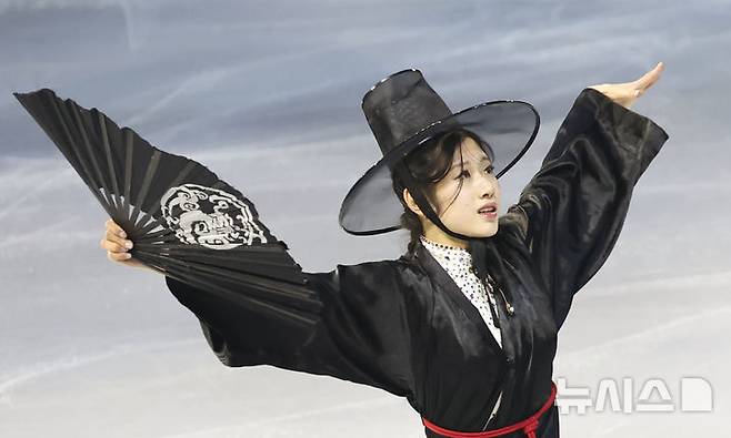 [밀라노=뉴시스] 김근수 기자 = 피겨스케이팅 이해인이 21일(현지 시간) 이탈리아 밀라노 아이스 스케이팅 아레나에서 열린 피겨스케이팅 갈라쇼에서 넷플릭스 애니메이션 '케이팝 데몬 헌터스(K-Pop Demon Hunters)' 컨셉을 반영한 저승사자(사자보이즈) 복장을 입고 연기를 펼치고 있다. 2026.02.22. ks@newsis.com