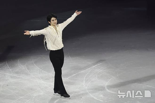 [밀라노=뉴시스] 김근수 기자 = 피겨스케이팅 차준환이 21일(현지 시간) 이탈리아 밀라노 아이스 스케이팅 아레나에서 열린 피겨스케이팅 갈라쇼에서 연기를 시작하기 위해 이동하고 있다. 2026.02.22. ks@newsis.com