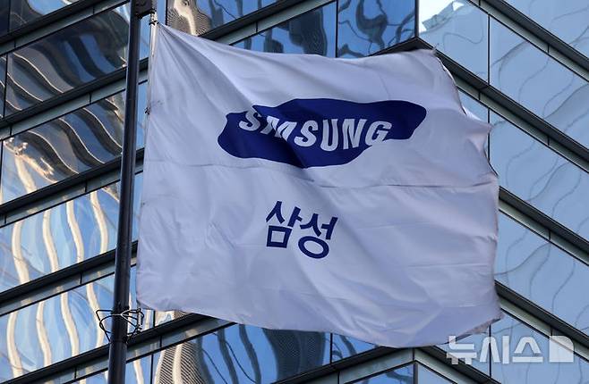 h[서울=뉴시스] 배훈식 기자 = 삼성전자가 연결 기준 매출 93조8000억원, 영업이익 20조1000억원의 지난해 4분기 실적을 발표한 29일 오전 서울 서초구 삼성전자 서초사옥 앞에 깃발이 휘날리고 있다. 삼성전자의 이번 영업이익은 분기 사상 역대 최고 실적이다. 2026.01.29. dahora83@newsis.com