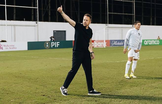 [서울=뉴시스] 미국 프로축구 메이저리그사커(MLS) 로스앤젤레스FC(LAFC)의 마크 도스 산토스 감독. (사진=LAFC SNS 캡처) 2026.02.18. photo@newsis.com *재판매 및 DB 금지