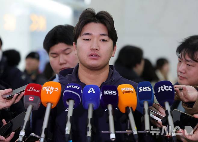 [인천공항=뉴시스] 홍효식 기자 = 대한민국 야구국가대표팀 고우석이 9일 미국령 사이판에서 열리는 2026 월드베이스볼클래식(WBC) 1차 캠프 전지훈련에 참가하기 위해 인천국제공항 제1터미널에서 인터뷰하고 있다. 2026.01.09. yesphoto@newsis.com