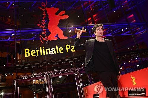 황금곰상 든 튀르키예계 독일 감독 일케르 차탁 [EPA 연합뉴스. 재판매 및 DB 금지]