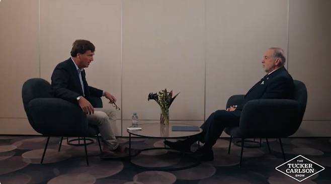 터커 칼슨(왼쪽)과 인터뷰 중인 마이크 허커비 대사(오른쪽). 연합뉴스