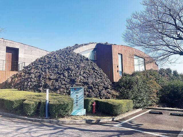 현무암으로 지붕을 덮어 오름의 부드러운 곡선을 표현한 아트빌라스 제주의 ‘제주 볼’은 국내에서 만날 수 있는 구마 겐고의 건축이다.