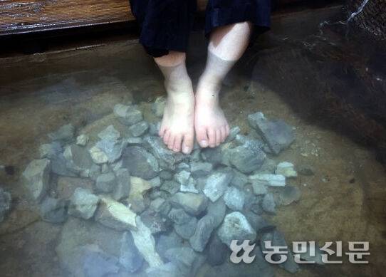 해수찜을 하면 돌과 물이 만나 생긴 수증기가 혈액순환을 돕고 근육을 풀어준다.