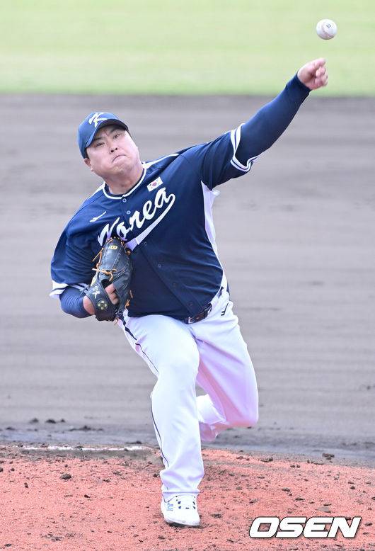 [OSEN=오키나와(일본), 최규한 기자] 2026 WBC(월드베이스볼클래식)를 준비하는 대한민국 야구 대표팀이 21일 오후 일본 오키나와 고친다 구장에서 프로야구 한화 이글스와 연습경기를 펼쳤다. 야구 대표팀은 오키나와에서 국내 팀들과 6차례 연습경기를 치르며 전력을 끌어올릴 예정이다.1회말 대표팀 선발 류현진이 힘차게 공을 뿌리고 있다. 2026.02.21 / dreamer@osen.co.kr