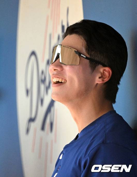 [OSEN=애리조나(미국), 이대선 기자] 26일(한국시간) 미국 애리조나주 글렌데일 캐멀백 랜치에서 2025 메이저리그 시범경기 LA 다저스와 시애틀 매리너스의 경기가 열렸다.김혜성은 다저스와 최대 3+2년 2200만 달러(약 320억원) 계약에 합의하며 메이저리그 진출에 성공했다.LA 다저스 김혜성이 더그아웃에서 미소짓고 있다. 2025.02.26 / sunday@osen.co.kr