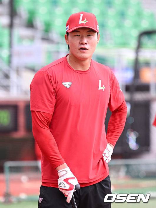 [OSEN=인천, 이대선 기자] 9일 인천 SSG랜더스필드에서 2025 신한 SOL뱅크 KBO리그 준플레이오프(5전 3선승제) 1차전 SSG 랜더스와 삼성 라이온즈의 경기가 열렸다.SSG은 화이트, 삼성은 최원태를 선발 투수로 내세웠다.경기에 앞서 SSG 류효승이 훈련을 하고 있다. 2025.10.09 /sunday@osen.co.kr