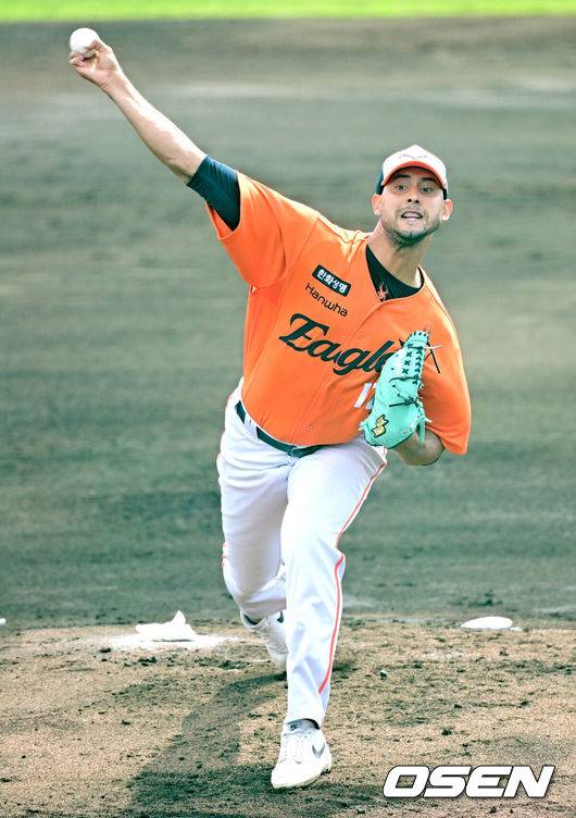 [OSEN=오키나와(일본), 최규한 기자] 프로야구 한화 이글스가 22일 일본 오키나와 이토만 니시자키 야구장에서 일본 프로야구 지바롯데와 연습경기를 가진다.한화는 이번 2차 오키나와 캠프에서 총 9차례 연습경기를&nbsp;통해 전력을 가다듬을 예정이다.1회말 한화 선발 윌켈 에르난데스가 힘차게 공을 뿌리고 있다. 2026.02.22 / dreamer@osen.co.kr