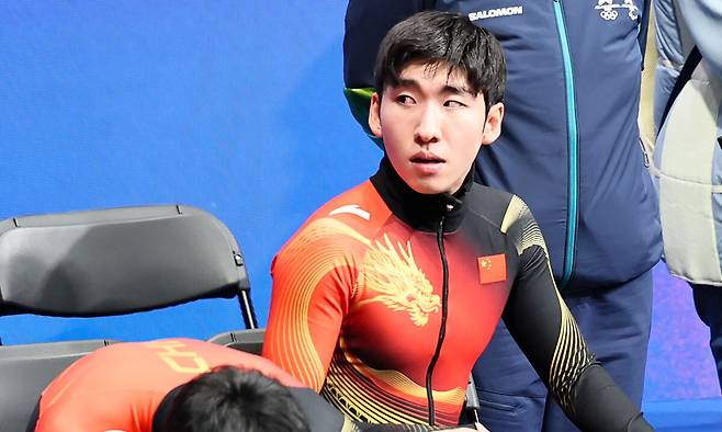 한국 출신 중국 귀화 선수 쇼트트랙 린샤오쥔(한국명 임효준)이 14일 이탈리아 밀라노 아이스 스케이팅 아레나에서 열린 2026 밀라노·코르티나담페초 동계올림픽 쇼트트랙 스피드스케이팅 남자 1500m 준준결승에서 탈락하자 아쉬워하고 있다. 밀라노=뉴시스