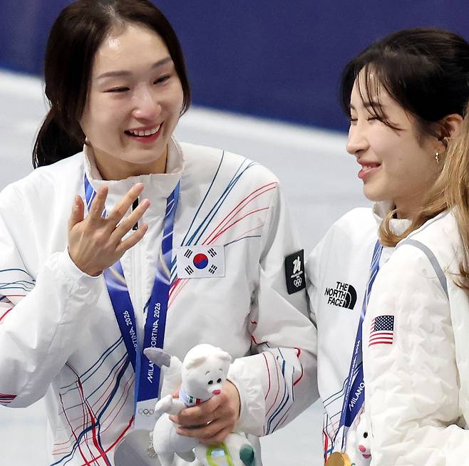 20일 (현지시간) 이탈리아 밀라노 아이스 스케이팅 아레나 경기장에서 열린 2026 밀라노·코르티나담페초 동계올림픽 쇼트트랙 여자 1500m 결승에서 금메달과 은메달을 획득한 김길리, 최민정이 시상대에서 기뻐하고 있다. 밀라노=뉴시스