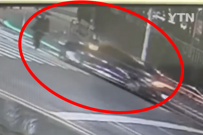 음주운전 혐의로 입건된 김인호 산림청장이 20일 신호를 위반한 채 운전하다 횡단보도를 건너던 시민을 칠 뻔한 모습. 깜짝 놀란 시민은 다급히 몸을 피해 다행히 사고를 당하지 않았다. YTN 보도화면 캡처