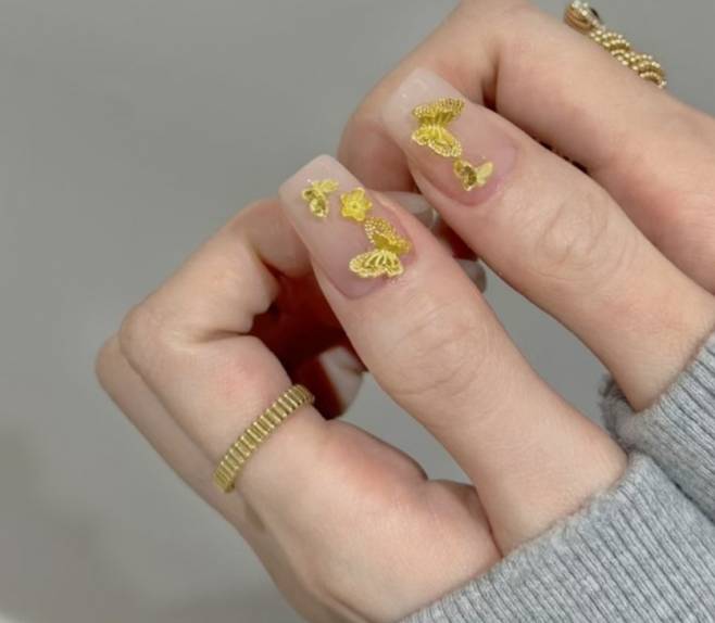 중국 젊은층을 중심으로 실제 순금을 네일의 장식품으로 사용하는 사례가 늘고 있다. 홍성신문 캡처