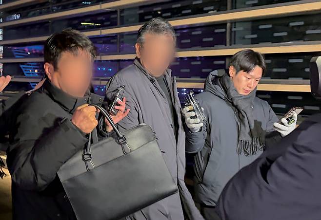 2월4일 인천 강화군 중증장애인 거주시설 색동원 시설장 김씨(가운데)가 2차 조사를 마치고 서울 중구 서울경찰청 조사실에서 나오고 있다. ⓒ연합뉴스