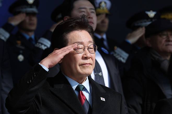 이재명 대통령은 22일 엑스(옛 트위터)를 통해 안중근 의사의 유묵이 한국에 도착한 것을 환영한다고 밝혔다.&nbsp;사진은 지난 20일 육·해·공군 사관학교 통합임관식에서 거수경례를 하고 있는 이 대통령 ⓒ연합뉴스