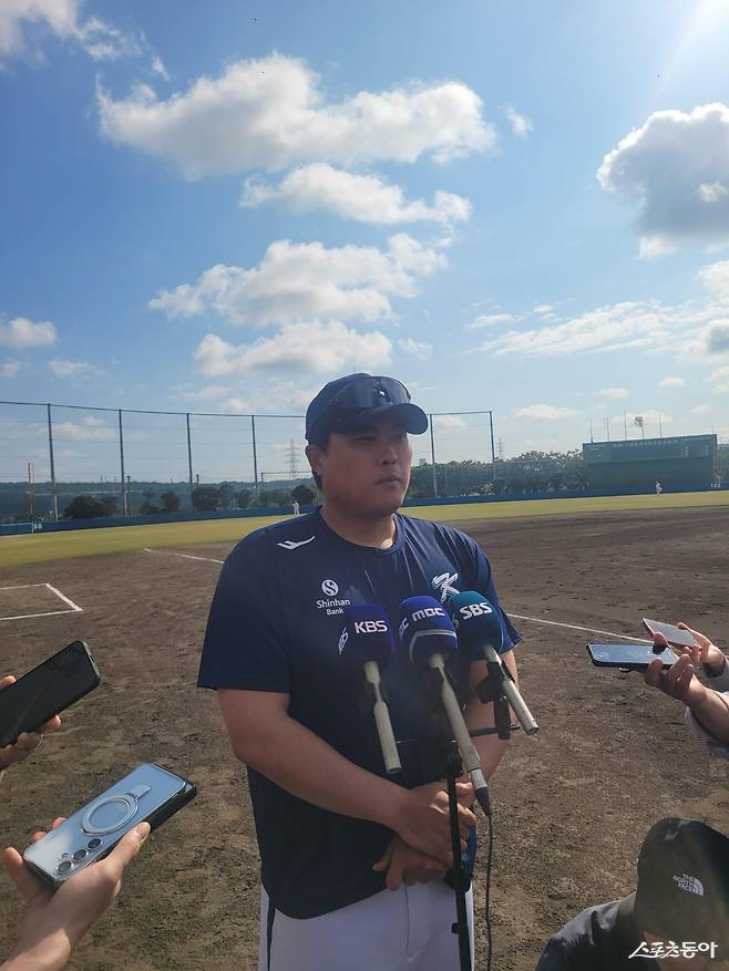 WBC 야구대표팀 류현진이 21일 일본 오키나와 고친다구장서 열린 한화와 연습경기를 마친 뒤 취재진과 인터뷰를 하고 있다. 오키나와|장은상 기자 award@donga.com