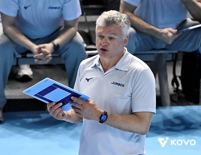 헤난 달 조토 대한항공 감독이 22일 인천계양체육관서 열린 현대캐피탈과 V리그 홈경기에서 선수들의 플레이를 지켜보고 있다. 사진제공｜KOVO