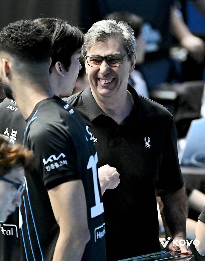 필립 블랑 현대캐피탈 감독이 22일 인천계양체육관서 열린 대한항공과 V리그 원정경기를 앞두고 허수봉과 대화하며 웃고 있다. 사진제공｜KOVO